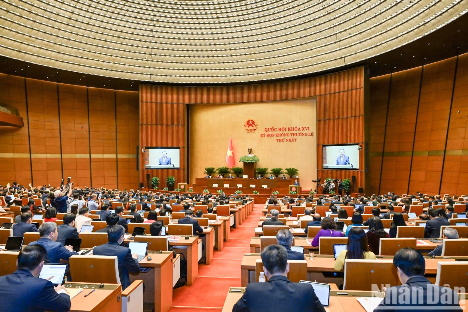An overview of the opening session of the first extraordinary session of the 16th National Assembly.