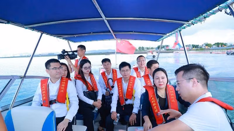 Delegates from the two sides take a boat trip to experience tourism along the Viet Nam-China border river. (Photo: QUANG THO)