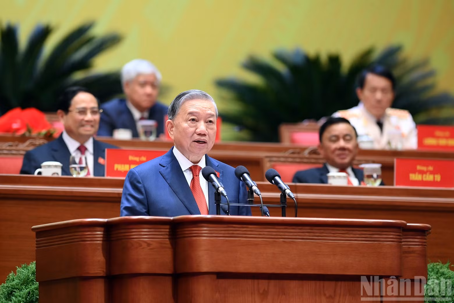 Party General Secretary To Lam presents a report on the documents submitted to the 14th National Congress of the Communist Party of Viet Nam at the opening session.