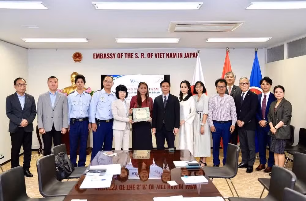 The VJCE donates 200 copies of “Viet Nam - A Brief History In Pictures” to Maebashi Juvenile Training School.
