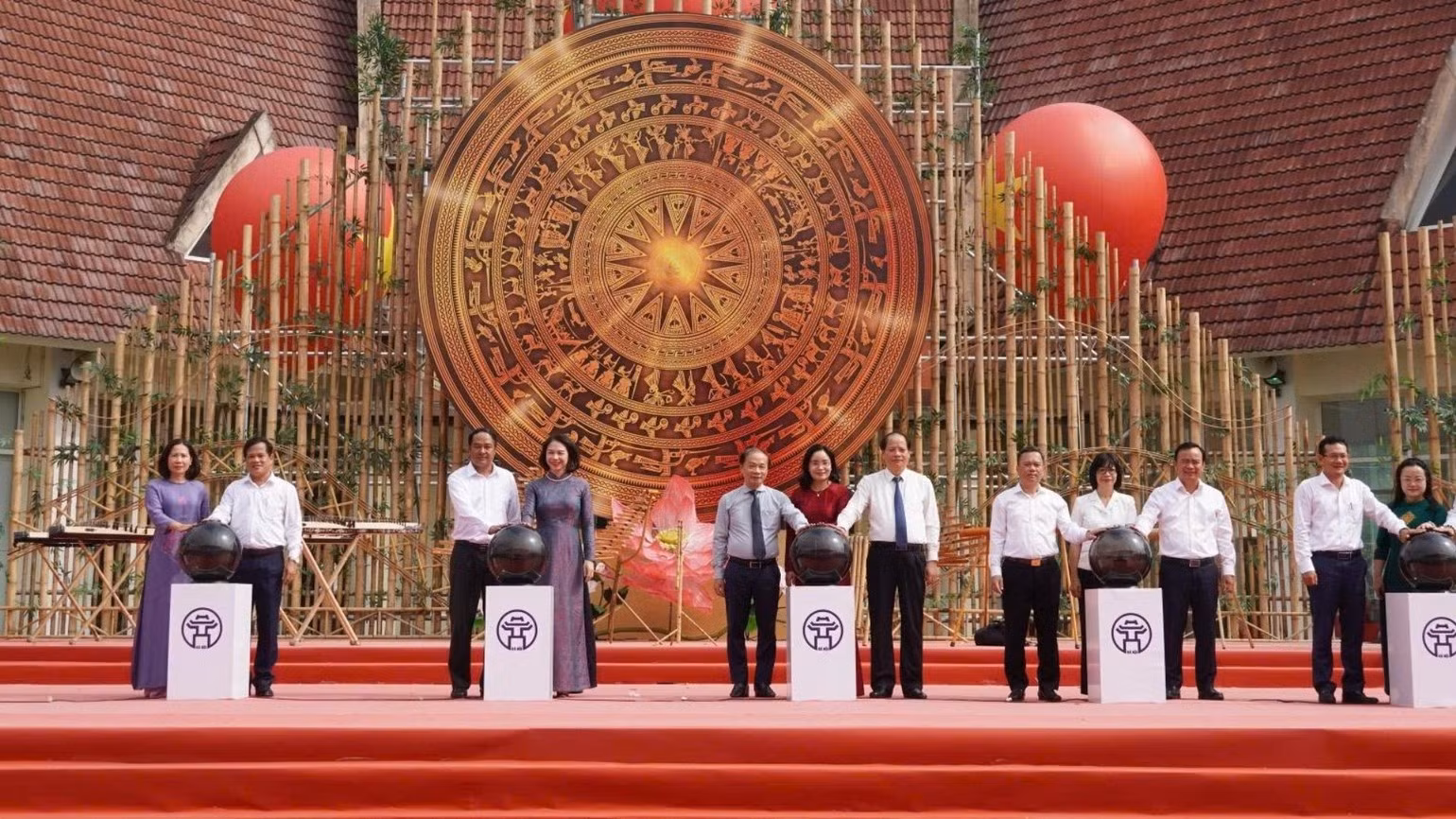 Delegates press the button to launch activities celebrating Viet Nam Cultural Day.
