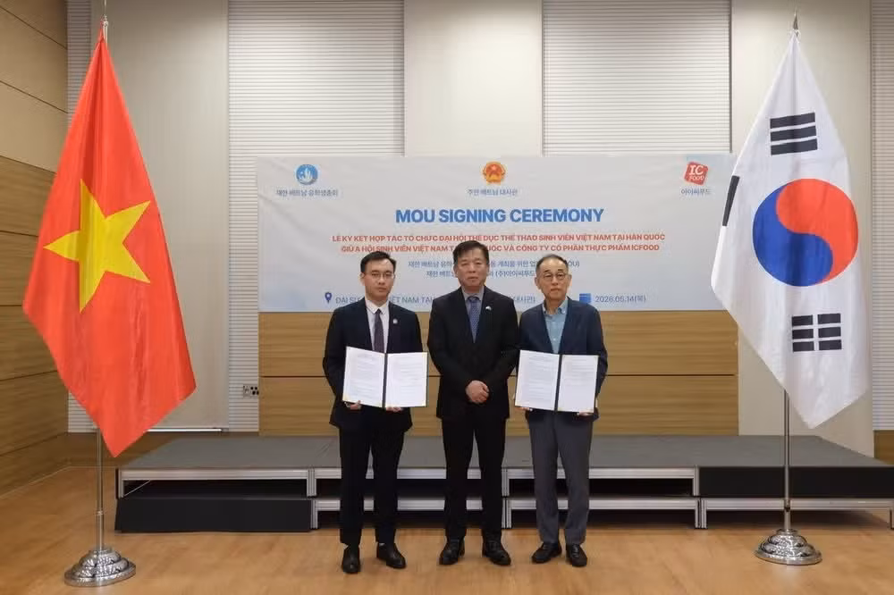Ambassador Vu Ho witnesses the signing of the Memorandum of Understanding between ICFOOD Chairman Park Yun-ik and President of the VSAK Nguyen Tran Hung. (Photo courtesy of the Embassy of Viet Nam in the RoK)