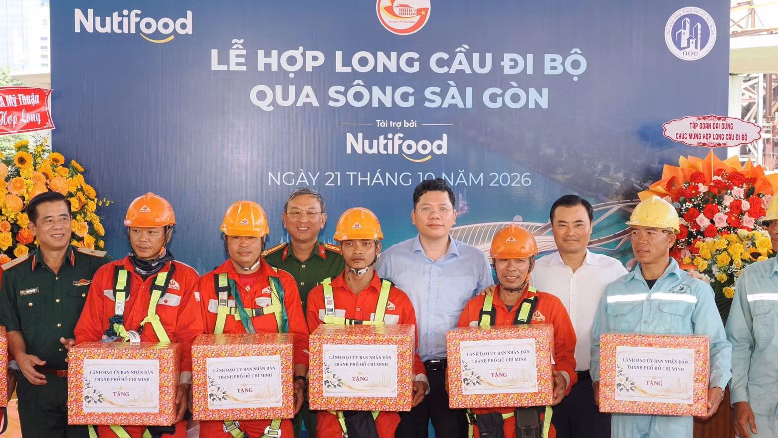 Ho Chi Minh City People's Committee leaders present gifts to encourage workers, engineers, and contractors involved in the pedestrian bridge project at the joining ceremony. (Photo: VO LE)