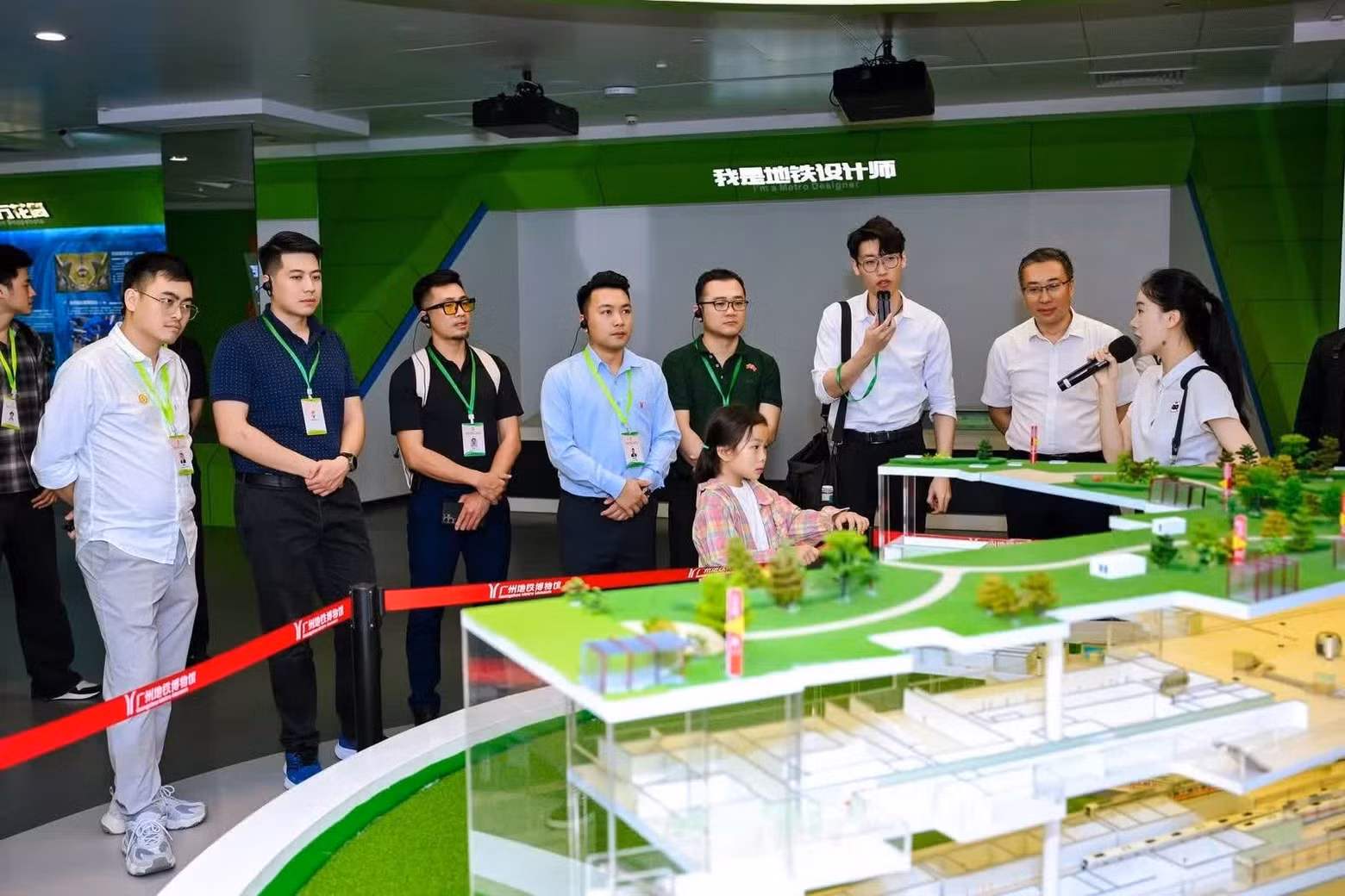 In addition, the delegates took part in field visits to study models of scientific and technological development, enterprises, and modern urban areas.