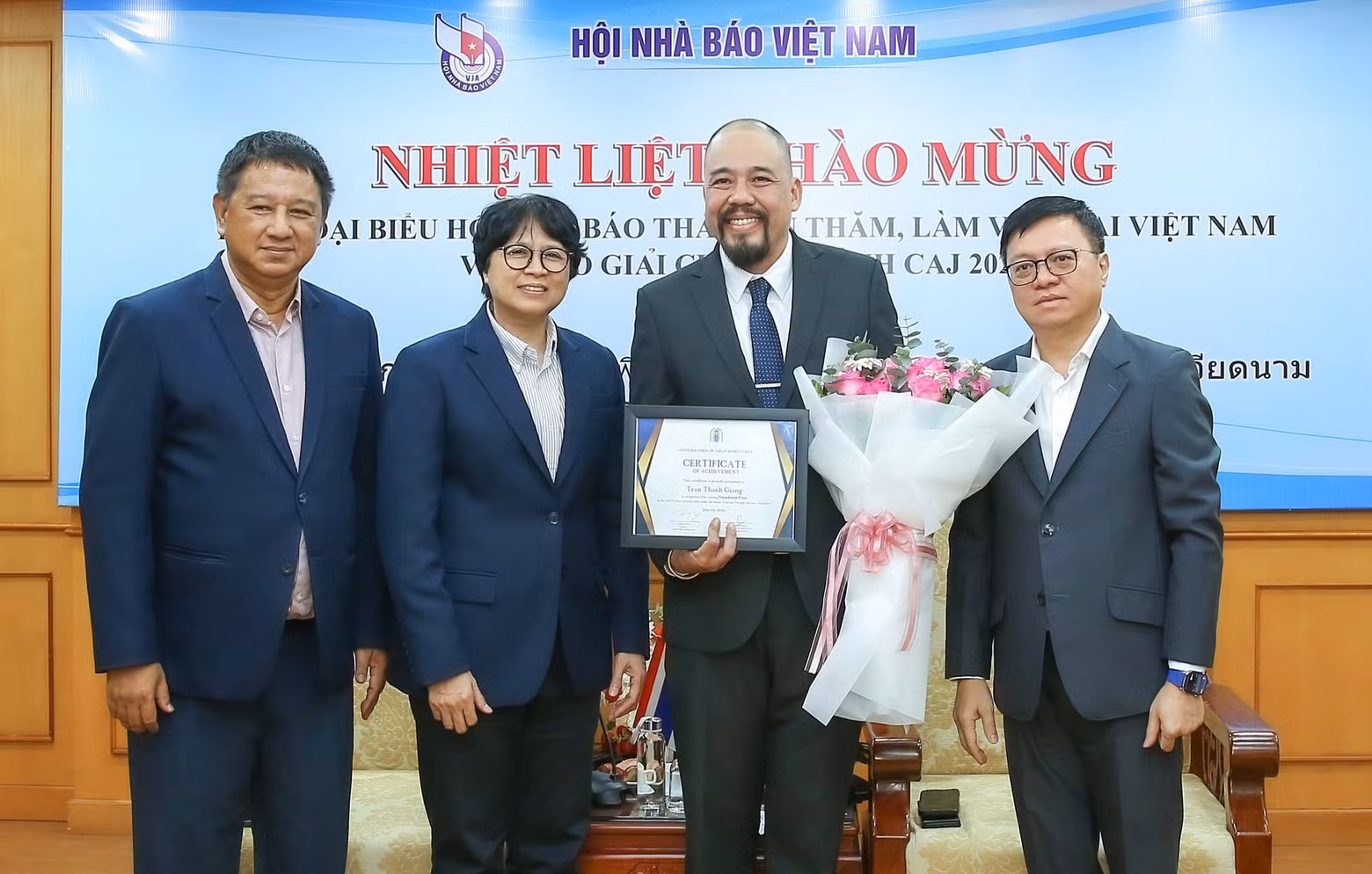 Norrinee Ruangnoo presents a consolidation prize in the CAJ 2026 Photo Contest, themed “Travel Through the Lens of Culture,” to a reporter from the Viet Nam News Agency. (Photo: Le Thanh Hai)