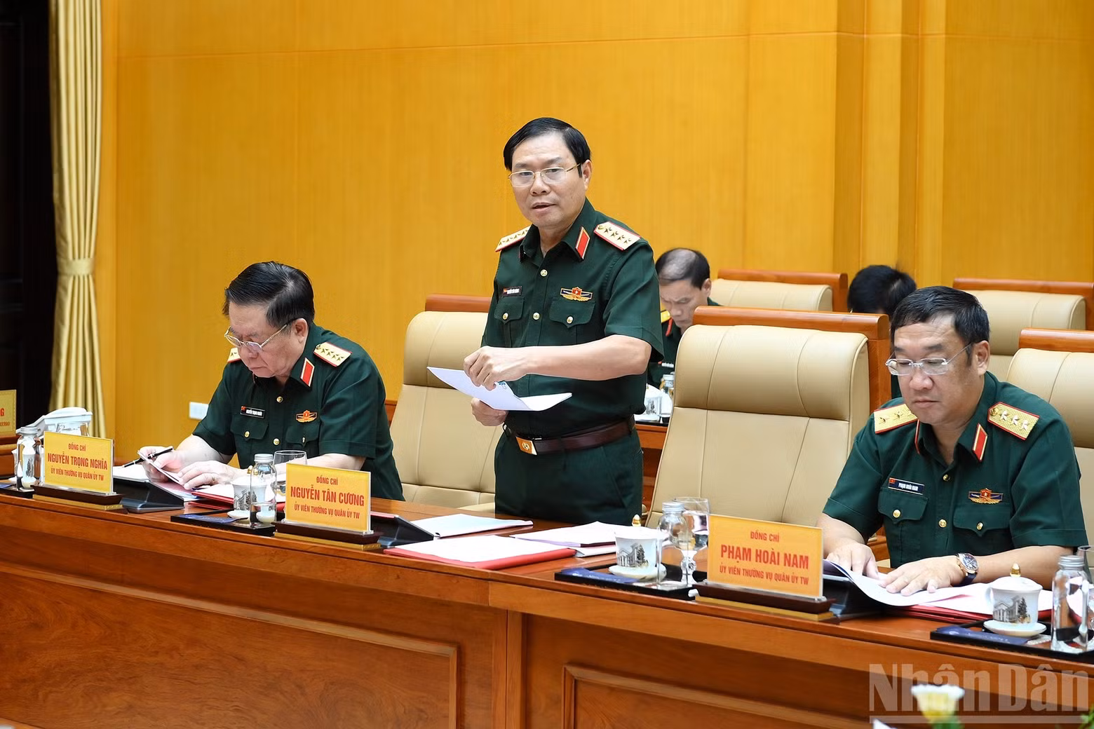 General Nguyen Tan Cuong, Party Central Committee member, Standing Member of the Central Military Commission, Chief of the General Staff of the Viet Nam People’s Army, and Deputy Minister of National Defence, presents a report at the conference.