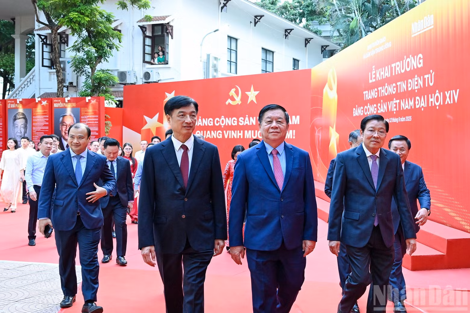 Party and State leaders attend the launching ceremony for the special news website on the 14th National Party Congress.