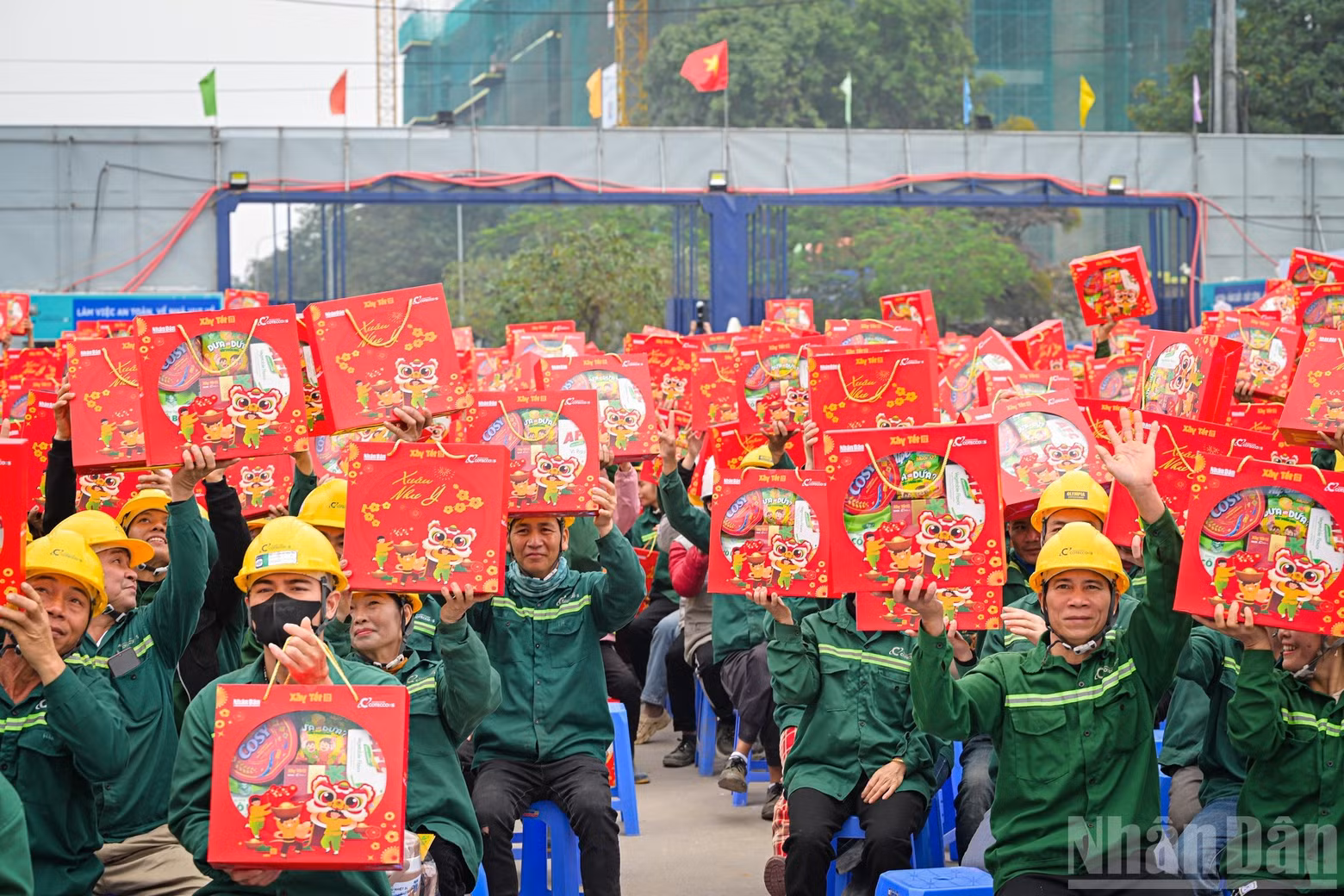 Meaningful gifts help spread a warm and prosperous Tet atmosphere across construction sites nationwide.
