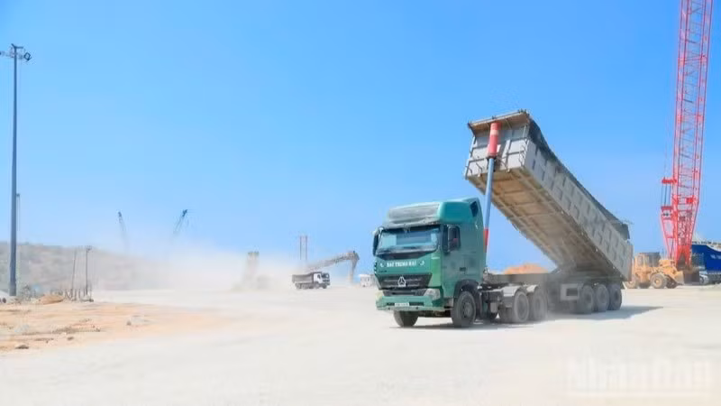 Hundreds of engineers, workers, and machines are working continuously at the Ca Na General Port project to speed up construction of Berth 1B.