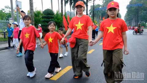 Residents of Binh Phuoc Ward take part in the “Moving Forward Together with Viet Nam” walking event in 2026.
