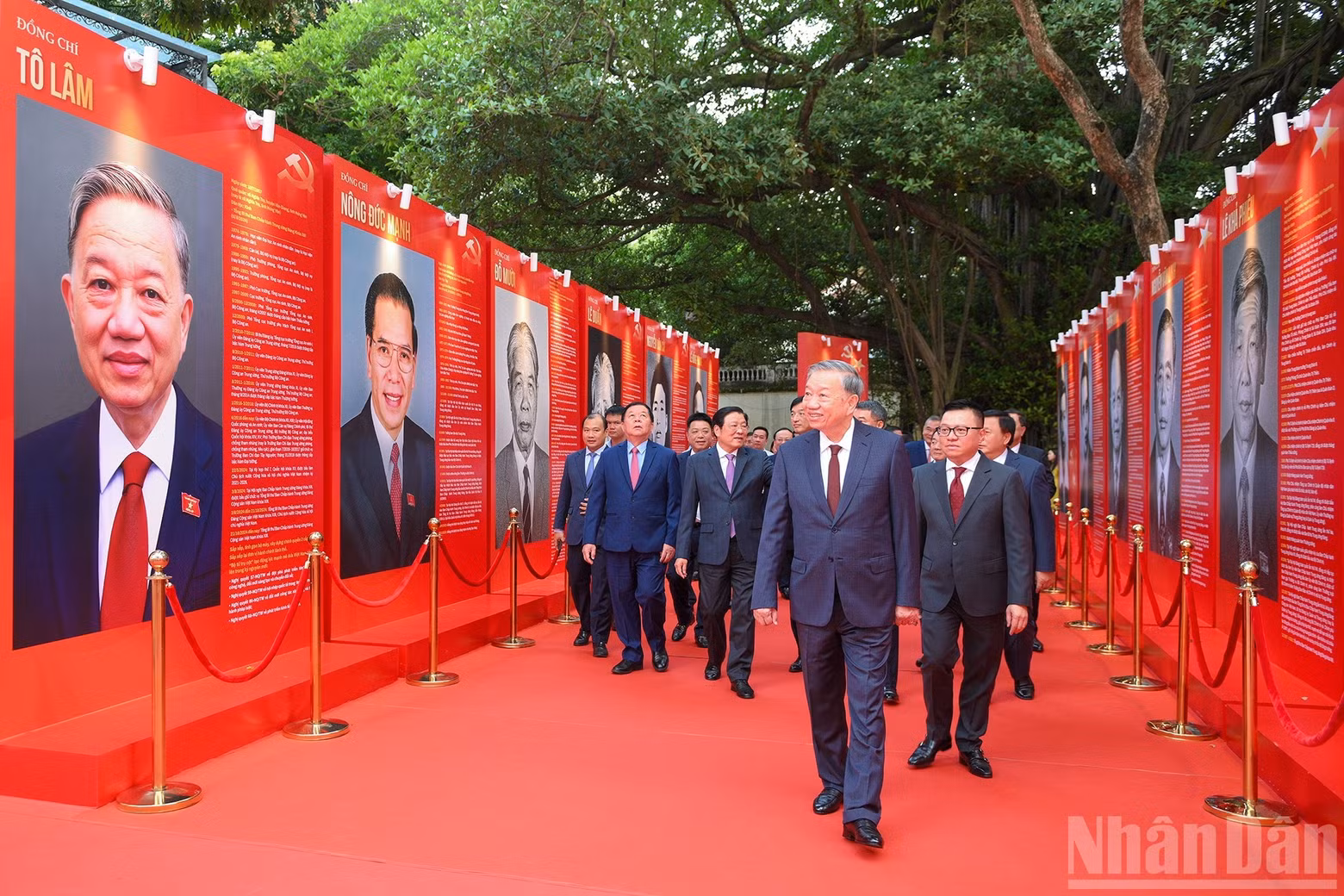 Party General Secretary To Lam and Party and State leaders attend the launching ceremony for the special news website on the 14th National Party Congress.