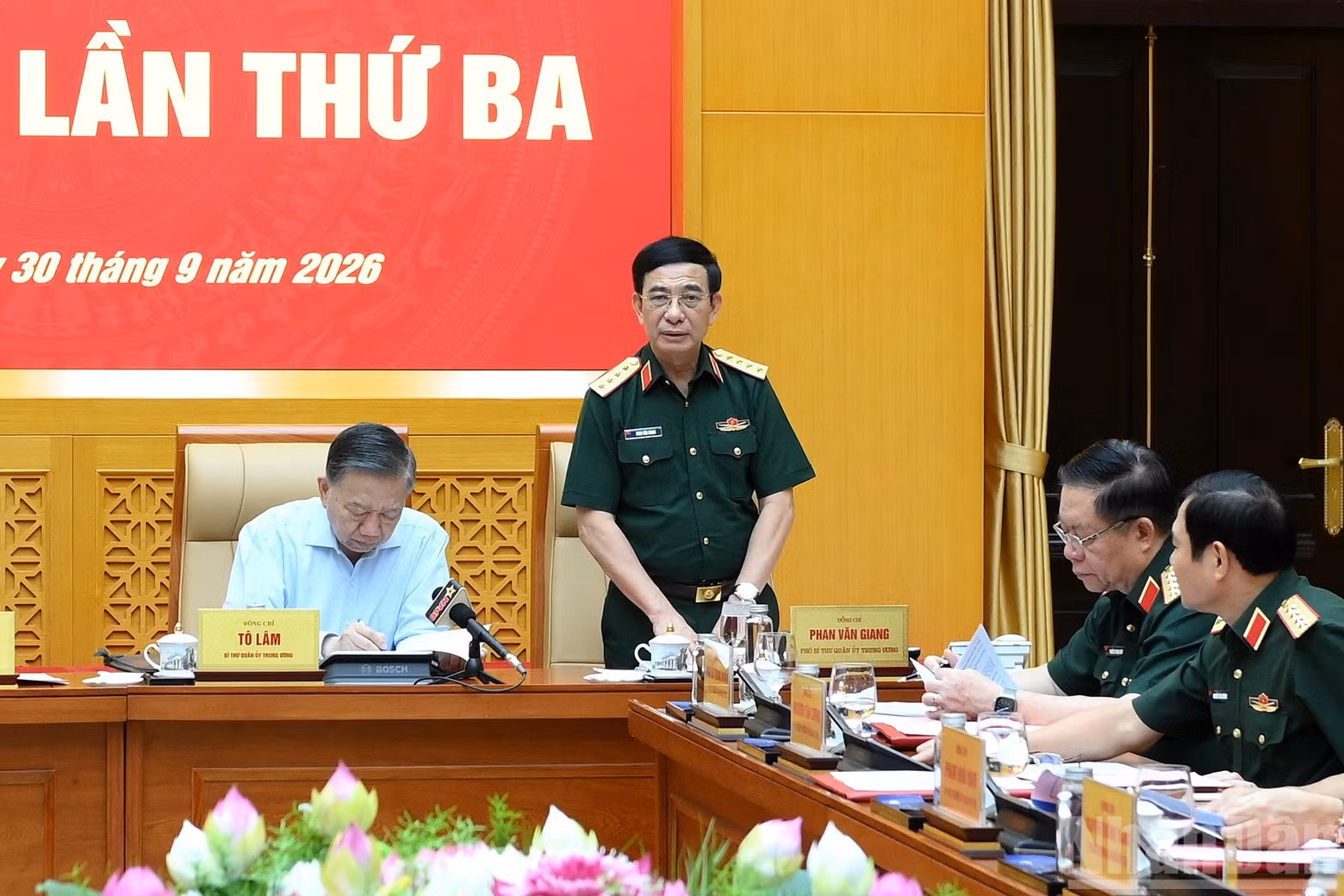 General Phan Van Giang, Politburo member, Deputy Prime Minister, Deputy Secretary of the Central Military Commission and Minister of National Defence, speaks at the conference.