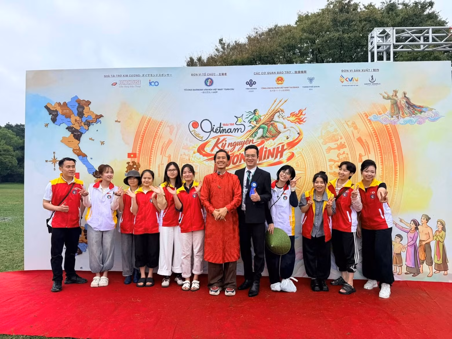 Head of the organising committee Do Hai Khoi and chief director Huy Lio with volunteers.