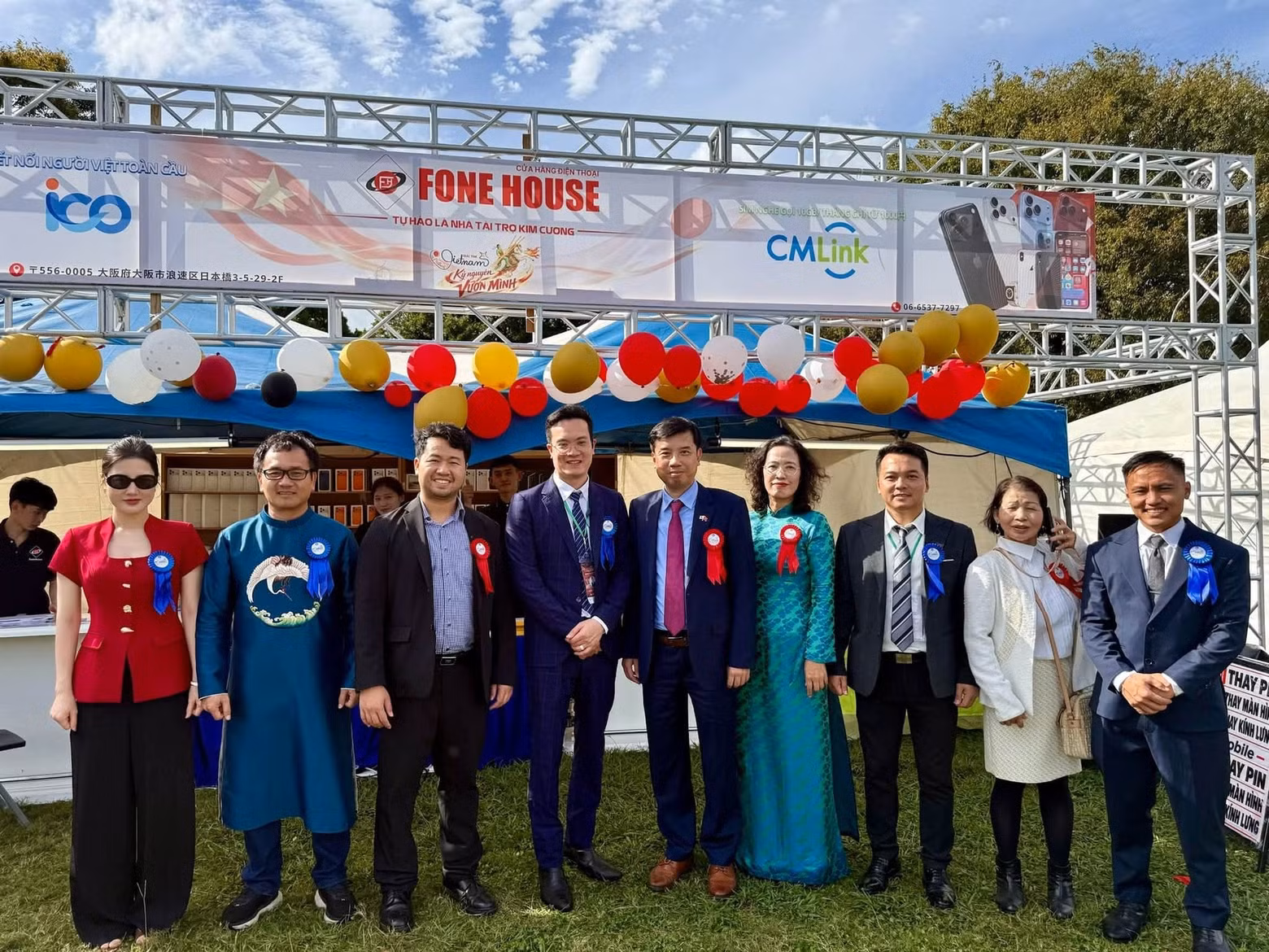 Vietnamese Consul General in Osaka Nguyen Truong Son and delegates visit stalls at the festival.