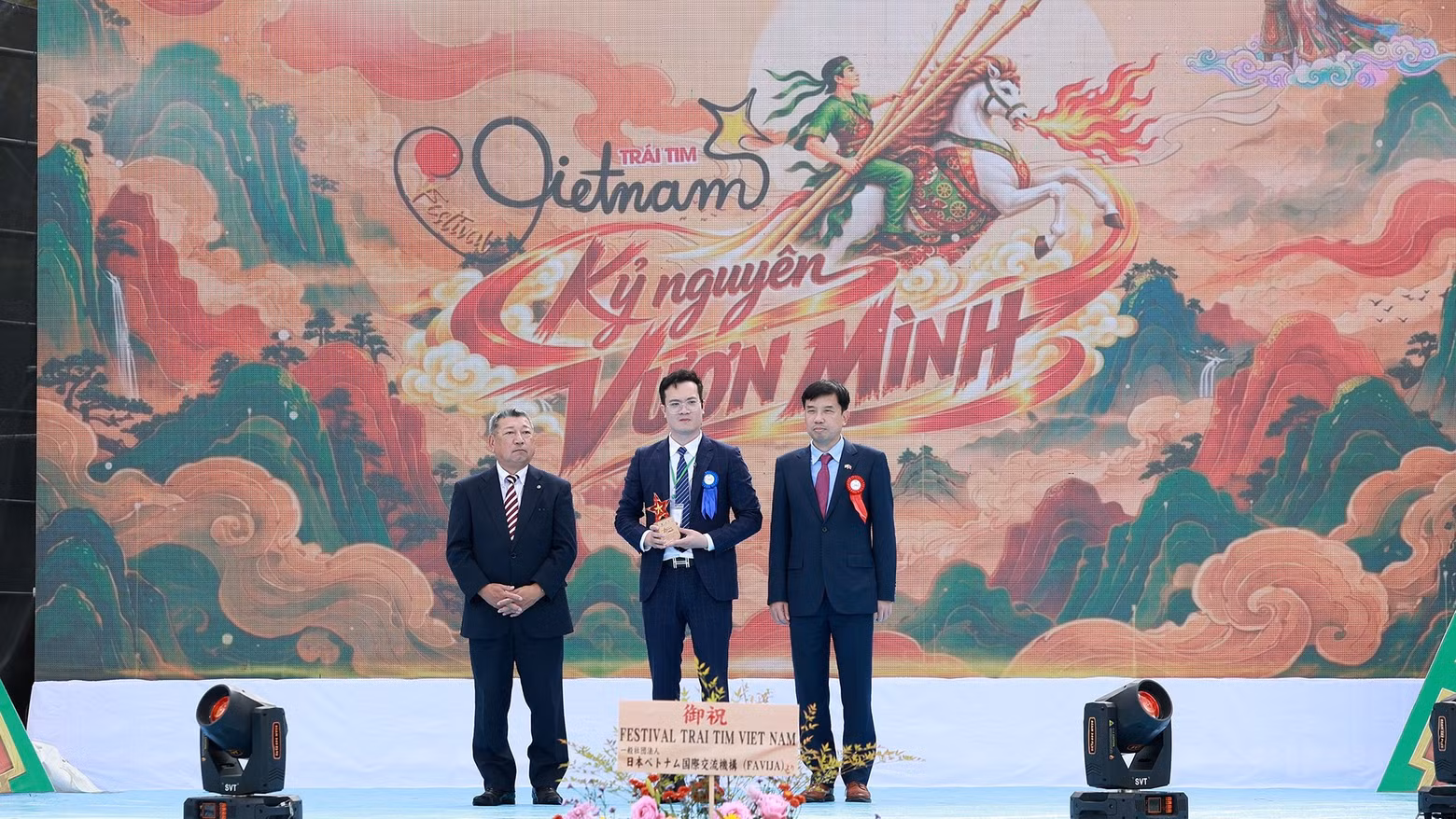 Nguyen Truong Son, Vietnamese Consul General in Osaka; Wada Kenji, a member of the Japan–Viet Nam Parliamentary Friendship Alliance of the Osaka Prefectural Assembly; and Do Hai Khoi, head of the organising committee, announce the Viet Nam Heart Star Awards.