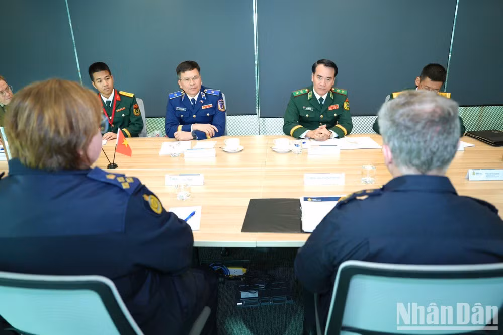 Lieutenant General Vu Trung Kien and Major General Le Dinh Cuong with their delegation at the meeting. (Photo: THU TRANG)