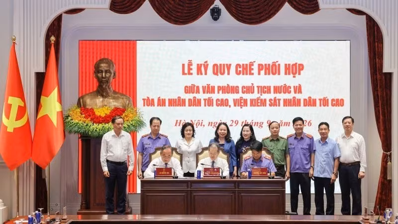 Vice President Vo Thi Anh Xuan and delegates witness the signing ceremony of the coordination regulations. (Photo: Collaborator)