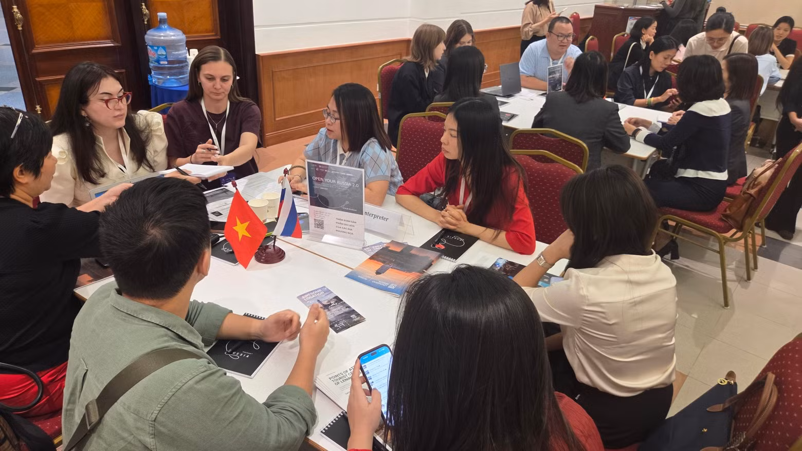 Representatives of Vietnamese businesses and travel agencies exchange views with Russian partners. (Photo: NGO HUONG)