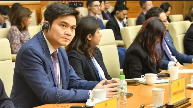Bryan Ty, General Director of Philip Morris Viet Nam, attended a meeting between the Prime Minister and a high-level delegation of the US-ASEAN Business Council (USABC) at the Government Office on April 16.