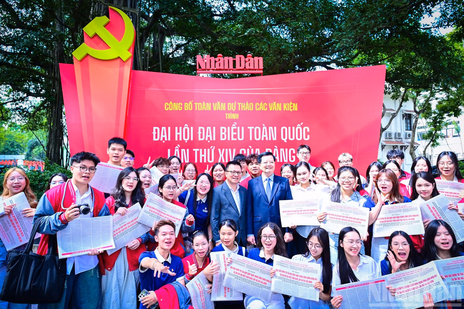 Party and government leaders visit the exhibition area and take commemorative photos with young readers.