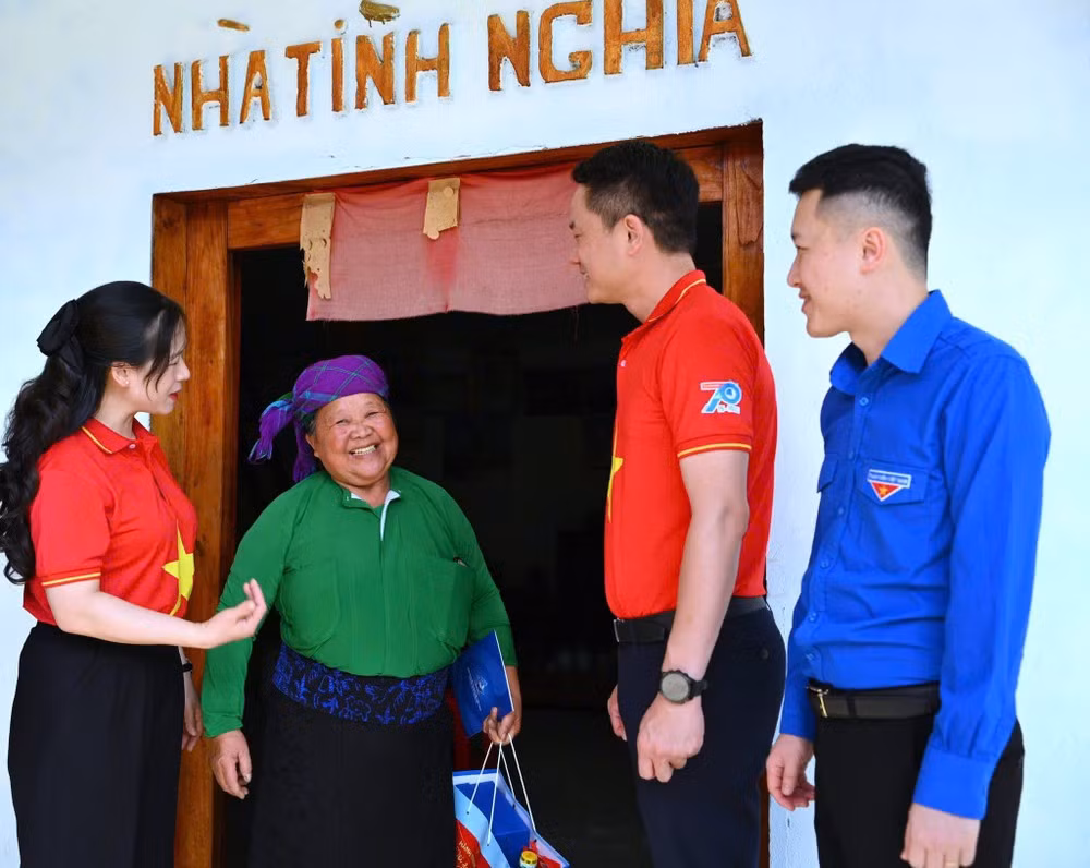 Leaders of the Central Committee of the Ho Chi Minh Communist Youth Union visit and present gifts to disadvantaged households in Lung Cu Commune, Tuyen Quang Province.