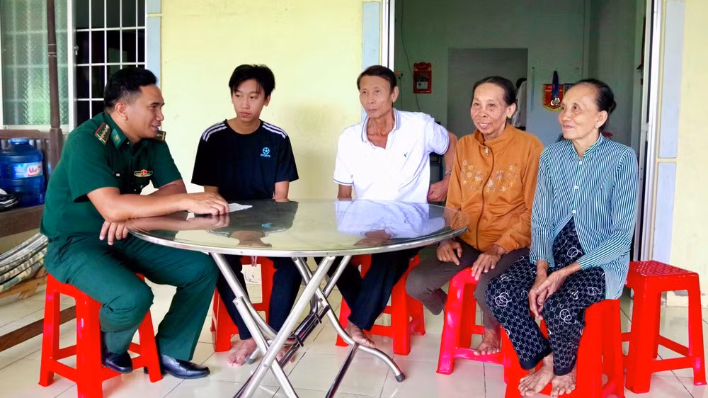 Thinh (in black) with Senior Lieutenant Sy during a visit to his relatives and family.