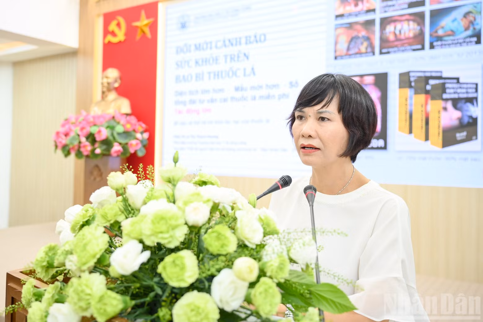 Vice Rector of the Ha Noi University of Public Health Prof. Dr Le Thi Thanh Huong presents a paper titled “Innovating health warnings on tobacco packaging.”