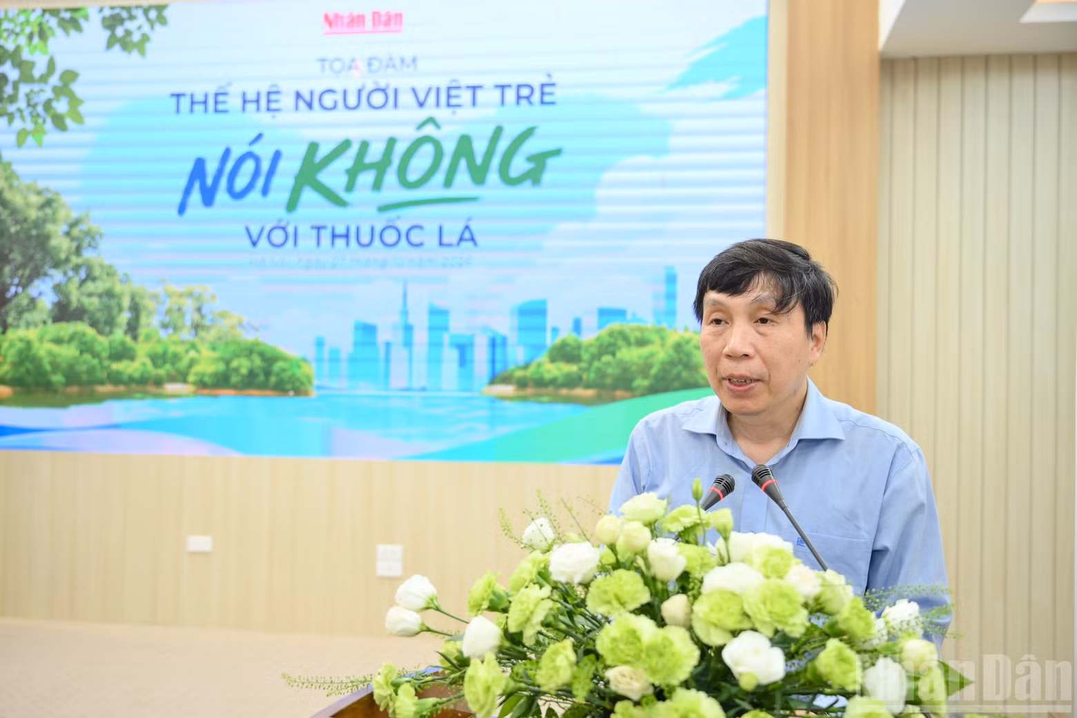 Deputy Director-General Nguyen Hong Ngoc of the Department of Culture and Social Affairs under the National Assembly’s Committee on Culture and Social Affairs delivers a presentation titled “The concept of new tobacco products in the draft law amending and supplementing certain provisions of the law on prevention and control of tobacco harms, and recommendations on health warnings.”