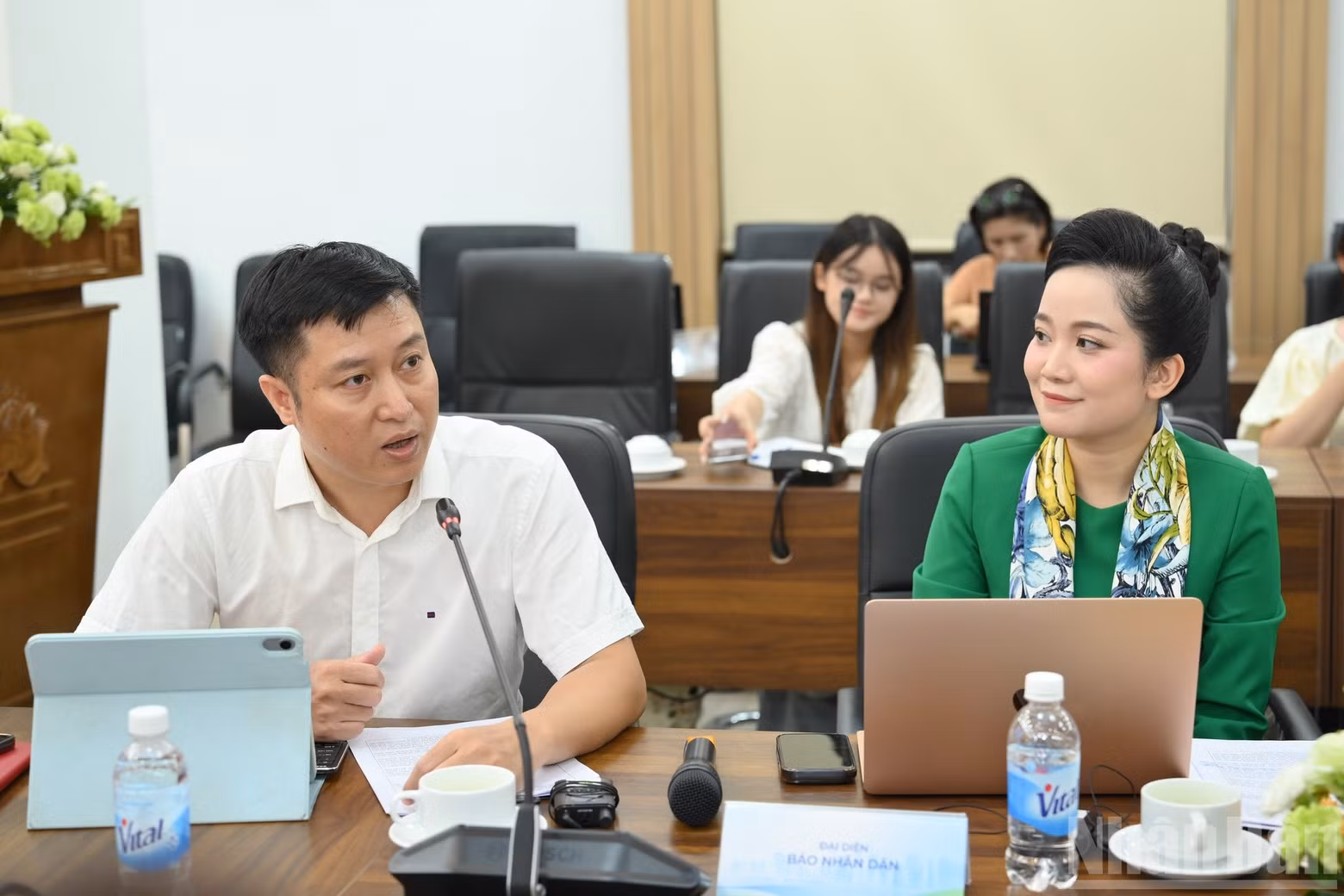 Journalist and Deputy Head of the Nhan Dan Online Department Nguyen Hoang Nhat moderates the discussion session.
