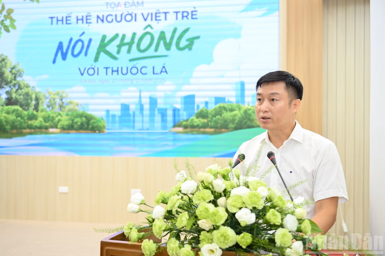 Journalist Nguyen Hoang Nhat, Deputy Head of the Nhan Dan Online Department, delivers the opening remarks.