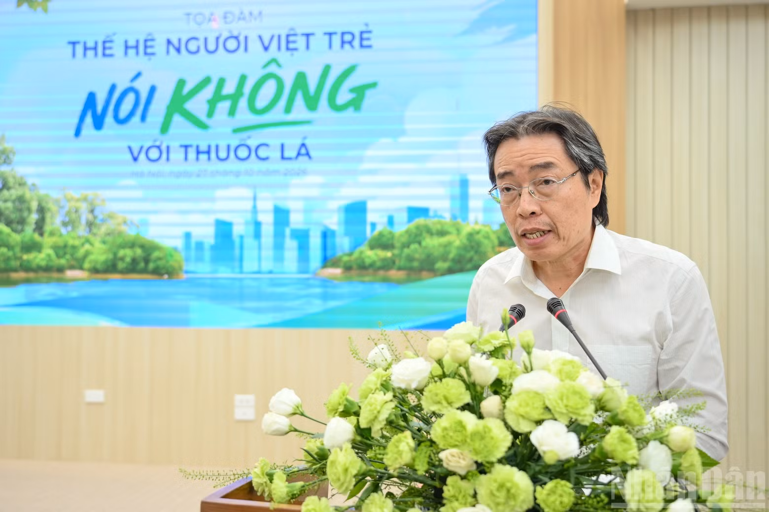Standing Vice President of the Viet Nam Association for the Protection of Child Rights Dang Hoa Nam presents a paper at the roundtable.