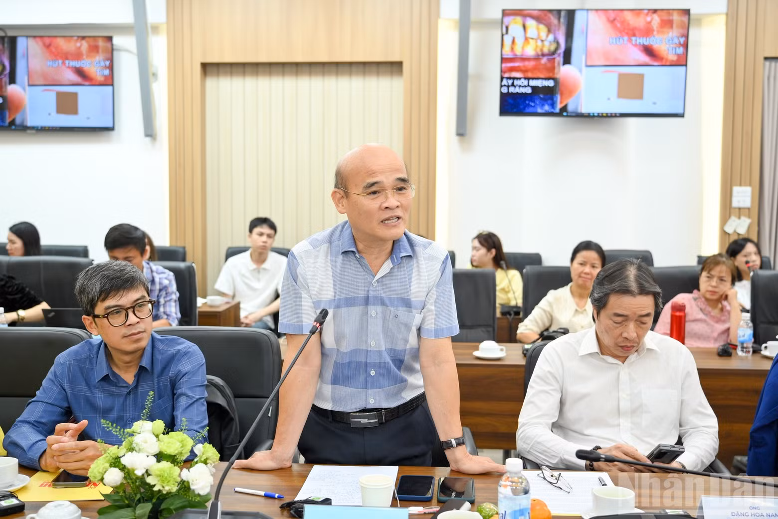 Head of the Advisory, Review and Social Assessment Board of the Viet Nam General Association of Medicine and former Director-General of the Legal Department at the Ministry of Health Dr Nguyen Huy Quang shares his views at the roundtable.