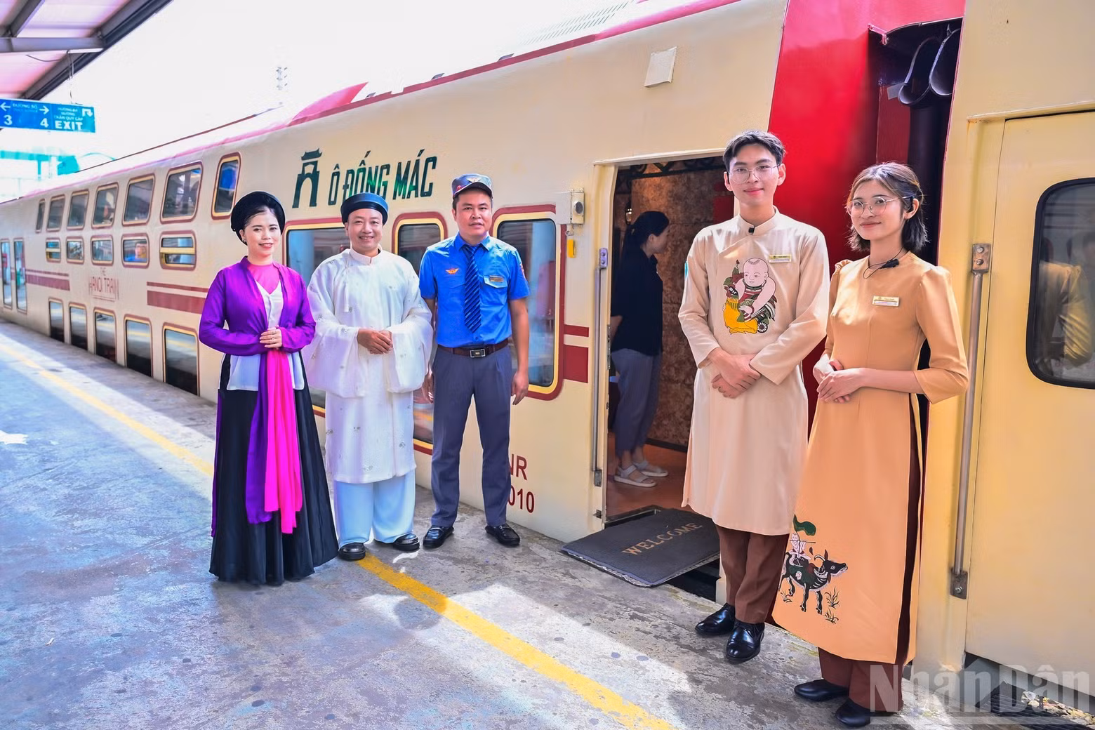 Ha Noi Station staff, attendants and performing artists welcomed the passengers joining the experience.