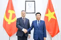 Member of the Communist Party of Viet Nam Central Committee and Deputy Foreign Minister Nguyen Manh Cuong (R) meets with Roman Roun, Chairman of the Communist Party of Bohemia and Moravia (KSCM) in Ha Noi on August 18. (Source: Baoquocte.vn)
