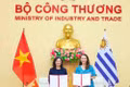 Vietnamese Deputy Minister of Industry and Trade Phan Thi Thang (left) and Uruguayan Deputy Foreign Minister Valeria Csukasi exchange the minutes of the fourth session of the Joint Committee on Economic, Trade and Investment Cooperation (Photo: Ministry of Industry and Trade) 