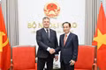 Politburo member and Minister of Foreign Affairs Le Hoai Trung (R) receives visiting Chairman of the Communist Party of Bohemia and Moravia (KSCM) Roman Roun in Ha Noi on August 18 (Photo: Ministry of Foreign Affairs)