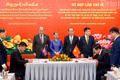 The two delegations' leaders sign a memorandum of understanding during the talks. (Photo: NDO)