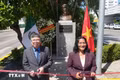 Vietnamese Ambassador to Mexico Nguyen Van Hai (left) and Acapulco Mayor Abelina Lopez Rodriguez at the ceremony inaugurating the restored statue of President Ho Chi Minh. (Photo: VNA)