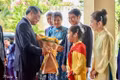 Prime Minister Le Minh Hung meets with staff of the Vietnamese Embassy and representatives of the Vietnamese community in Cambodia on October 10, 2026. (Photo: VNA)