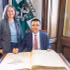 Elke Kahr, leader of the Communist Party and Mayor of Graz, and Ambassador Vu Le Thai Hoang sign the golden book of Graz City. (Photo: TL)