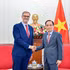 Politburo Member and Minister of Foreign Affairs Le Hoai Trung (R) receives outgoing French Ambassador to Viet Nam Olivier Brochet on September 3. (Photo: Ministry of Foreign Affairs)