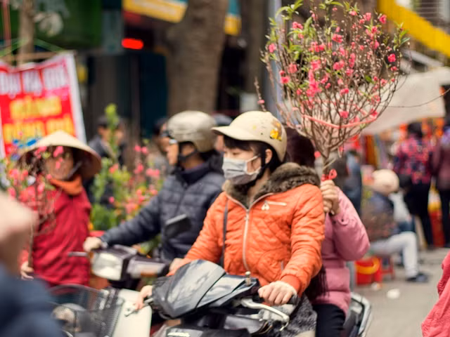 Hanoi Old Quarter a hive of activity as Tet draws near ảnh 15 Hanoi Old Quarter a hive of activity as Tet draws near ảnh 15
