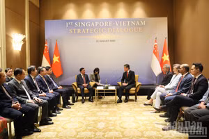 The official welcome ceremony is held in Singapore on August 25 for Member of the Political Bureau and Standing Member of the Secretariat of the Communist Party of Viet Nam Central Committee Tran Cam Tu. (Photo: VNA)
