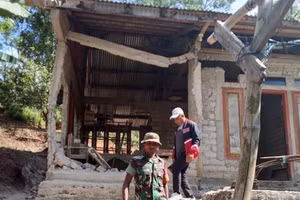 A house is damaged after the earthquake in Flores, Indonesia, on August 15. (Photo: Xinhua/VNA)