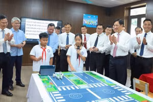 Leaders from central agencies and Ha Noi visit a STEM classroom at Minh Chau Primary, Secondary and High School. (Photo: THANH HAI)