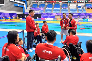Nguyen Trong Ho (right), head of Viet Nam’s delegation to the Asian Para Games 2026, offers encouragement to athletes. (Photo: Viet Nam Para Sports Delegation)
