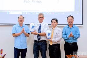 Nguyen Ho Hai (left), Secretary of the Ca Mau Provincial Party Committee, and Lu Quang Ngoi (right), Deputy Secretary of the Provincial Party Committee and Chairman of the Provincial People’s Committee, present commemorative gifts to Ran DaGan, Chairman of Dagan Group (Israel), and Ha Duy Binh, Chairman of VsionGlobal Group. (Photo: NDO)