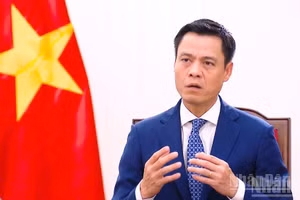 Deputy Minister of Foreign Affairs Dang Hoang Giang gives an interview to the press about the purpose and significance of the working trip. (Photo: HONG QUAN)