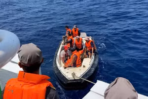 Vessel KN 472 had taken on board 32 crew members from the distressed fishing vessel QNa90859 TS by 2:30 PM on August 28. (Photo: Viet Nam Coast Guard)
