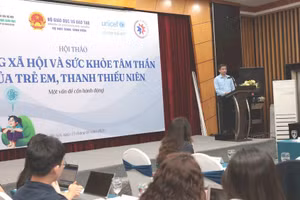 Delegates exchange views at a seminar titled “Social media and the mental health of children and adolescents: An issue needing action.” (Photo: NAM CAO)